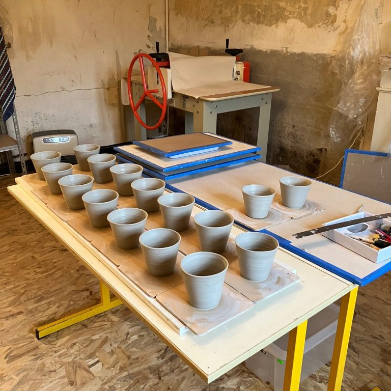 Pièces uniques et tasses en grès clair Réalisation de tasses en grès