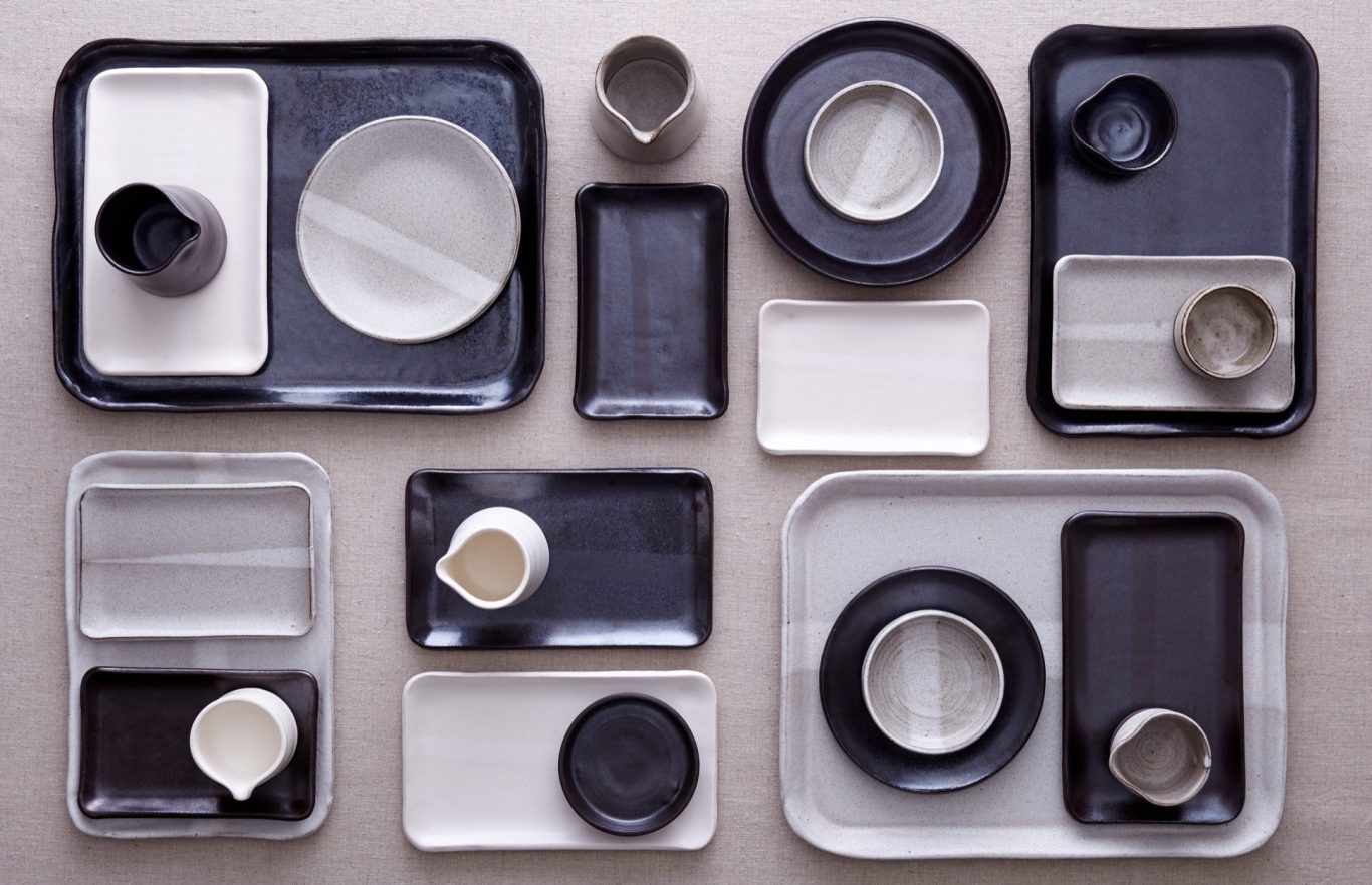 set de tasses, bols et assiettes céramiques Set de poteries en grès