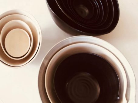 Bols et plats de toutes tailles en grès Assortiment de plats et bols en grès