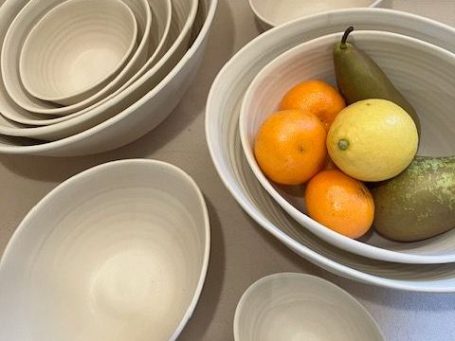 Assortiment de bols et récipients en grès clair Plats et récipients en grès blancs toutes tailles