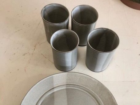 Assortiment de verres et assiettes en céramique Verres et assiette en céramique