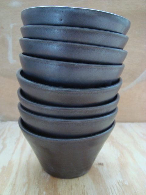 Bols en grès foncé empilés Bols en grès foncé, pièces uniques