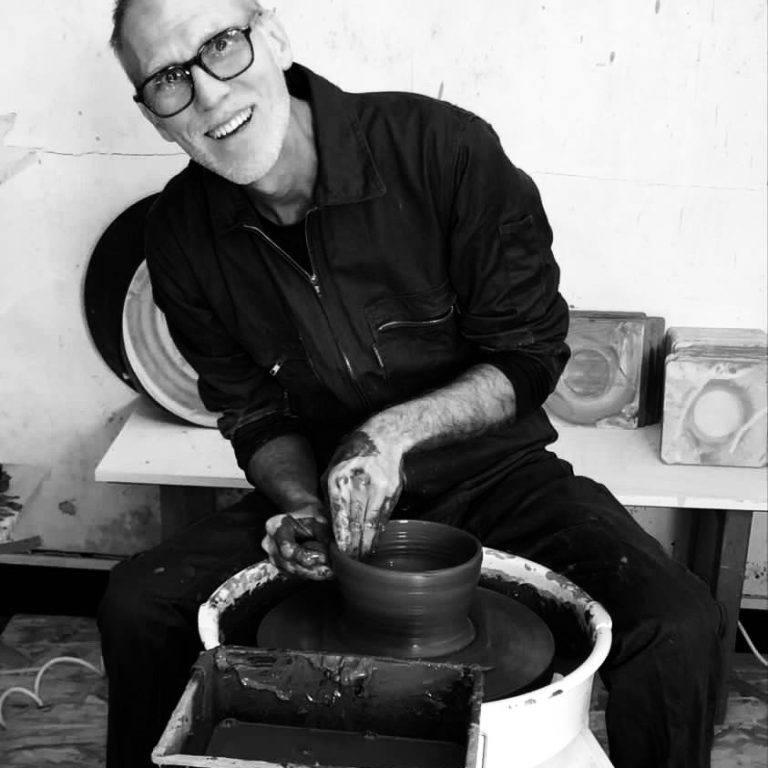 Eric Bonnin en pleine réalisation d'une céramique Eric Bonnin, potier